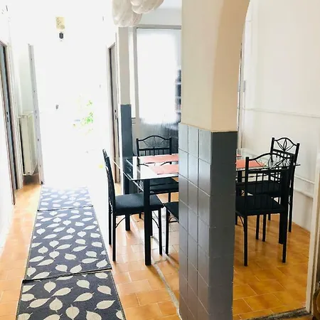 Street 52 Apartmanhaz *