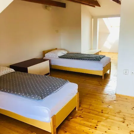 Street 52 Apartmanhaz *